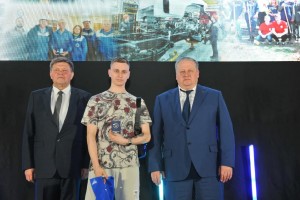 На Горьковском автозаводе торжественно вручили профсоюзные билеты