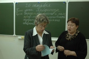 Учителям со стажем от 20 лет предложили ввести доплату к пенсии