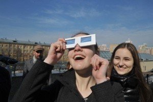 Москвичи бросились смотреть на солнечное затмение
