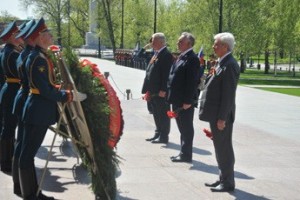 Профсоюзные лидеры возложили цветы к могиле Неизвестного солдата