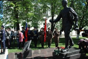 Фронтовому почтальону посвящается