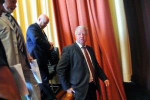 Волна критики на волне кризиса