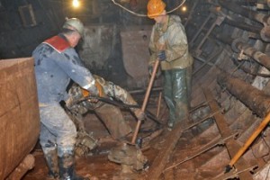 Приостановившим работу метростроевцам начали выплачивать долги по зарплате