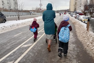 Многодетным семьям сохранят выплаты при небольшом превышении доходов
