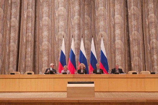 Вечер начинал быть двухтомным