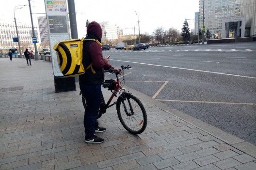 В среднем курьеры зарабатывают больше квалифицированных специалистов