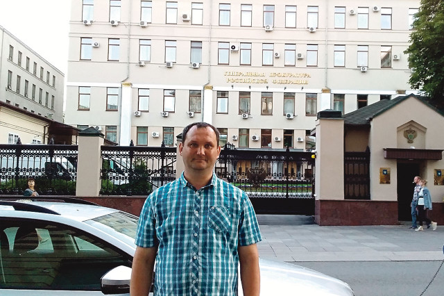 На разных полюсах