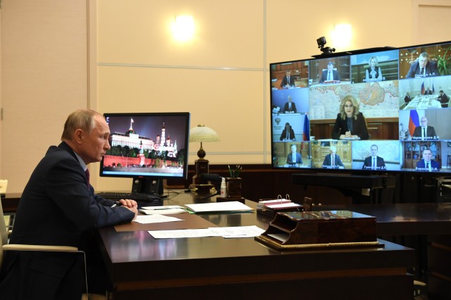 Путин призвал без проволочек реагировать на нужды медицинских работников