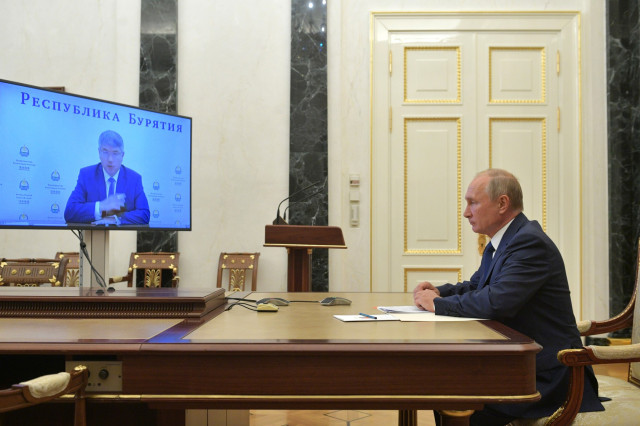 Путин потребовал от чиновников внимания к проблеме доходов населения