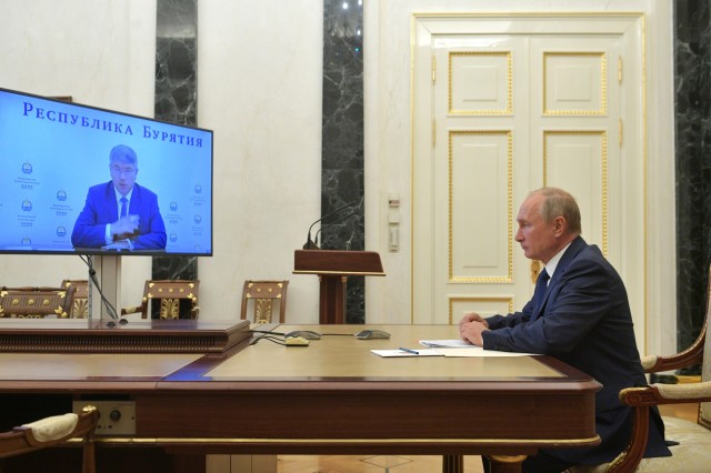 Путин потребовал от чиновников внимания к проблеме доходов населения