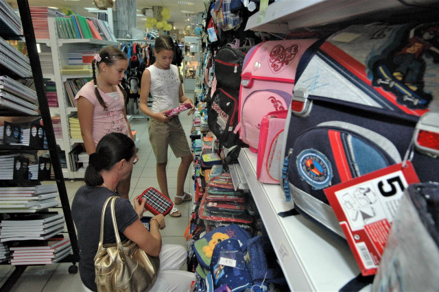 Семьям с детьми выплатят по 10 тыс. рублей уже в августе