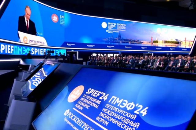 Путин: индексацию пенсий работающим пенсионерам должны возобновить с 2025 года