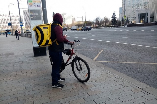 В среднем курьеры зарабатывают больше квалифицированных специалистов В среднем курьеры зарабатывают больше квалифицированных специалистов