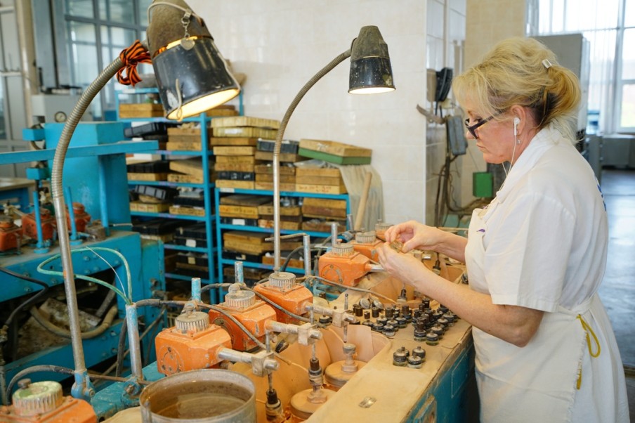  Оптический цех КМЗ им. Зверева занимает несколько этажей, на каждом – свои технологические процессы