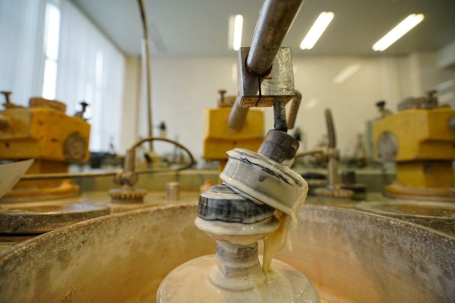 Оптический цех КМЗ им. Зверева: линзы полируют с помощью смолы