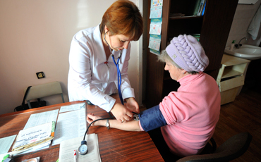 Медсестер и санитарок уравняли