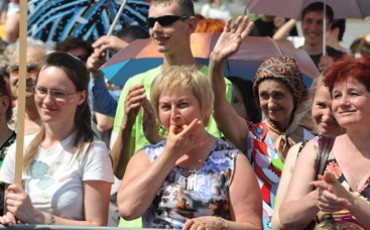 Опрос ВЦИОМ: бедные, но счастливые