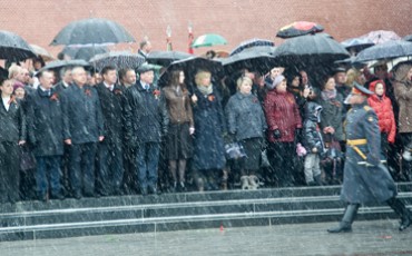 Профсоюзные лидеры Москвы возложили цветы к могиле Неизвестного солдата