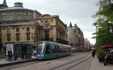 Водители трамваев и автобусов в Нанте вышли на работу в юбках