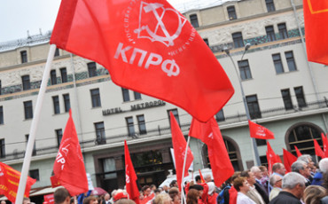 Коммунисты надели крестик и сняли праздники