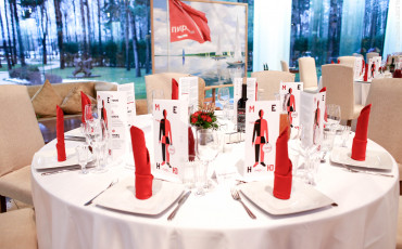 Еда пролетариата на столе у императора