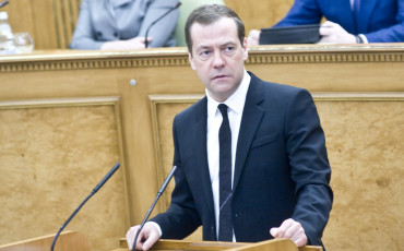 Медведев поручил изменить порядок взносов в ФОМС для безработных