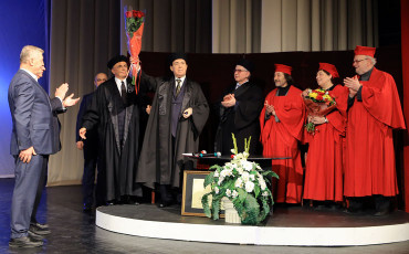 Докторская мантия для певца и депутата