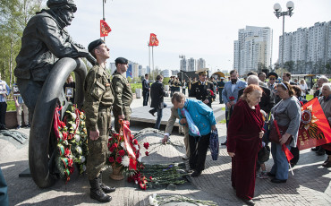 Москвичи накануне Дня Победы почтили память героев-автомобилистов