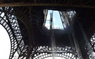 Сотрудники Эйфелевой башни завершили акцию протеста Сотрудники Эйфелевой башни завершили акцию протеста