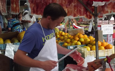 Веганский фестиваль отменили из-за протеста французских мясников