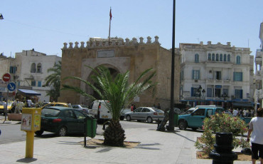 Антиправительственный марш прошел в Тунисе