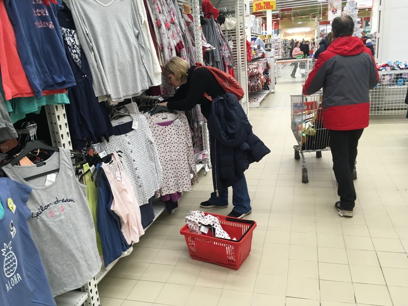 Более половины россиян экономят на одежде и развлечениях