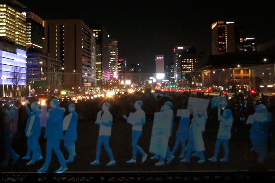 Протестуют голограммы, счастлив человек