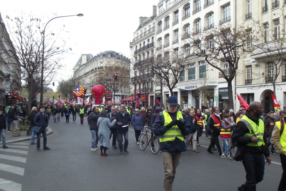 Во Франции можно за 15 евро нанять статиста для митинга