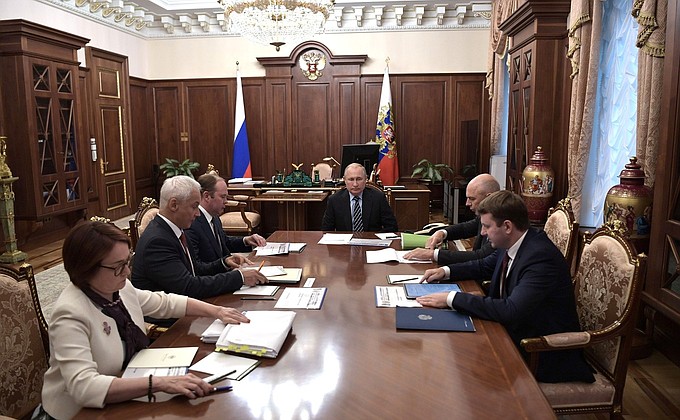 Путин: реальные доходы людей растут медленно