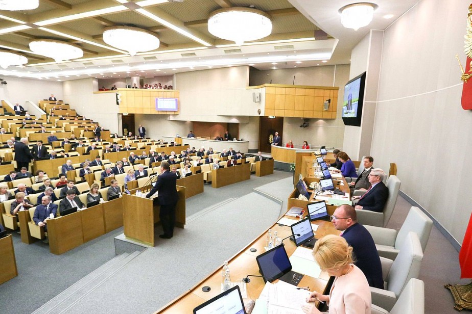 Госдума приняла в первом чтении законопроект о повышении МРОТ Госдума приняла в первом чтении законопроект о повышении МРОТ