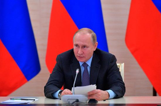 Путин подписал закон об информировании граждан о положенных им льготах