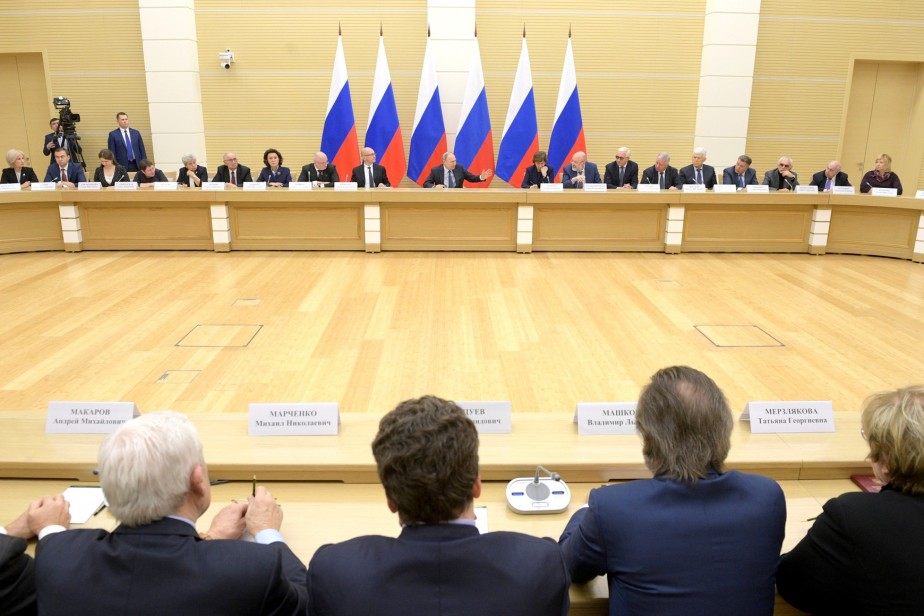 Путин: день голосования по Конституции следует сделать выходным Путин: день голосования по Конституции следует сделать выходным