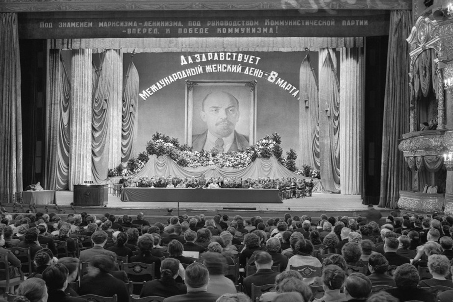 Главархив Москвы рассказал об истории празднования 8 марта