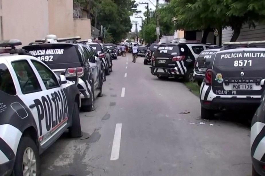 Стражи порядка протестуют