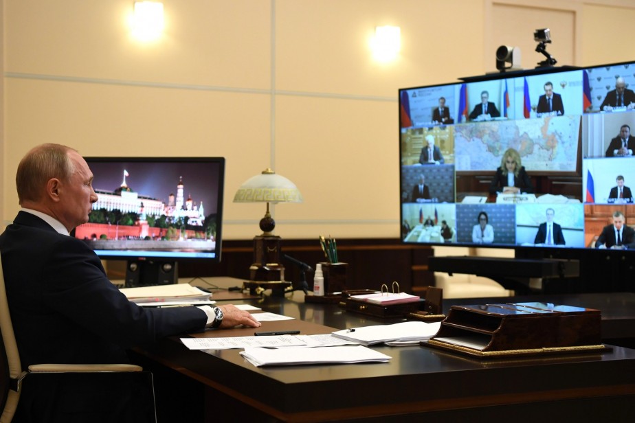 Путин потребовал, чтобы до 15 мая все медработники получили апрельские выплаты