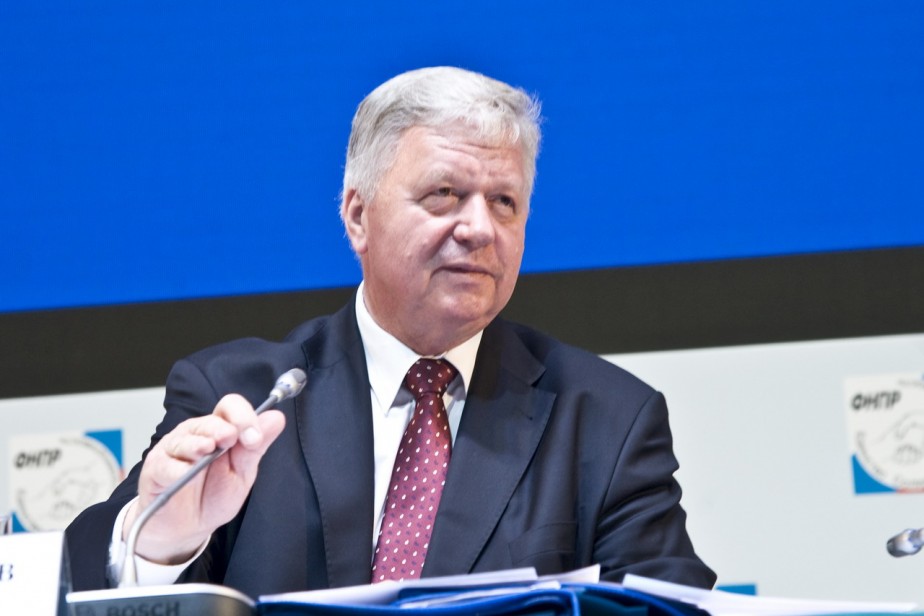 Шмаков заявил о поддержке поправок к Конституции России Шмаков заявил о поддержке поправок к Конституции России