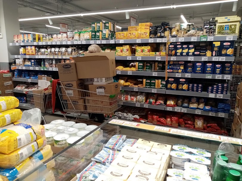 Минпромторг: удалось избежать дефицита продуктов и средств защиты