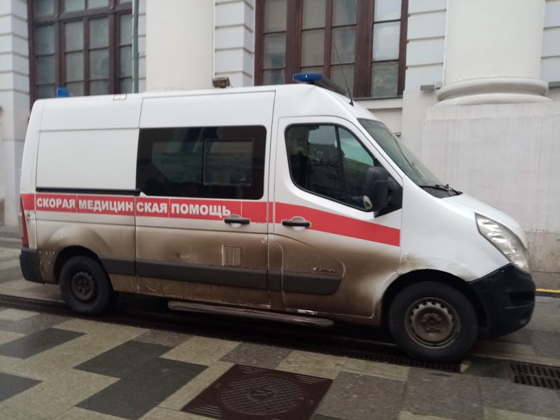 В Омске пациентов с COVID-19 из-за отказа в госпитализации привезли в Минздрав