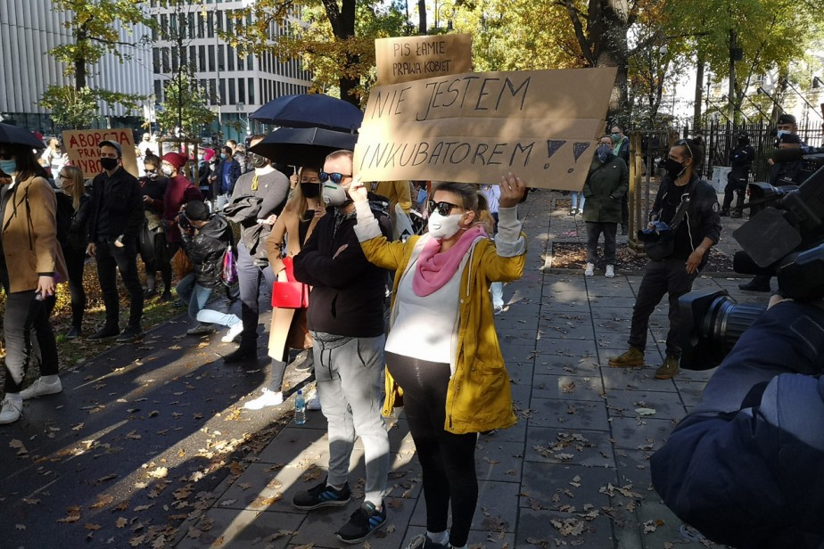 В Польше проходит общенациональная забастовка против запрета абортов В Польше проходит общенациональная забастовка против запрета абортов