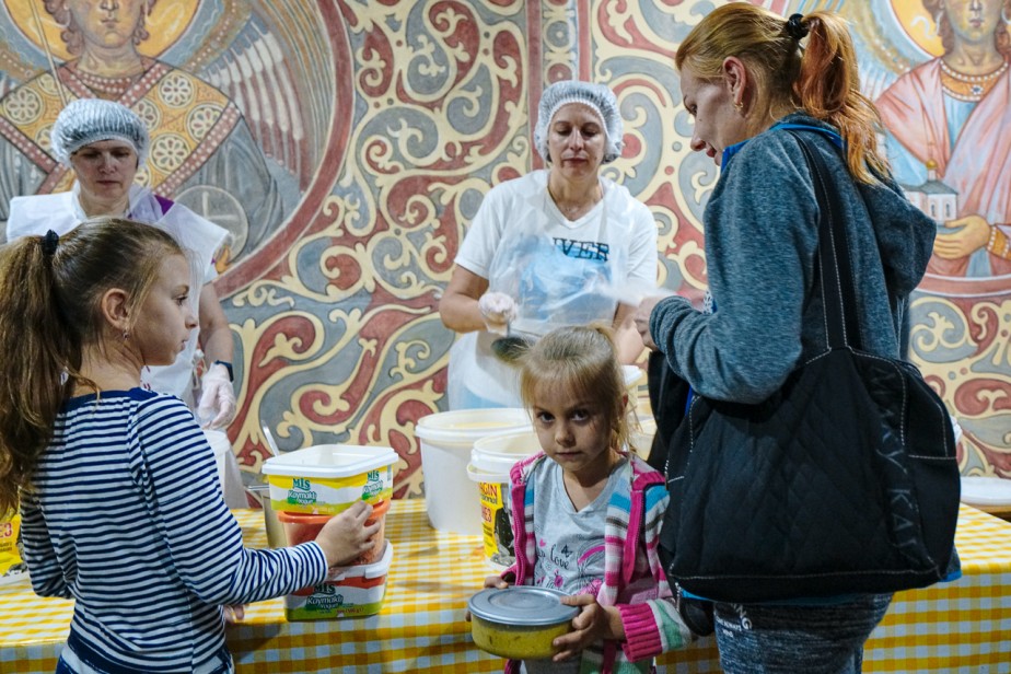  Для нуждающихся семей в трех регионах ввели продуктовые карточки