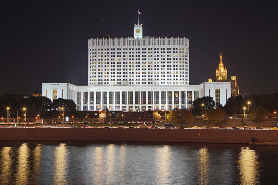 Правительство выделило 13,9 млрд рублей на поддержку образовательных и медицинских учреждений