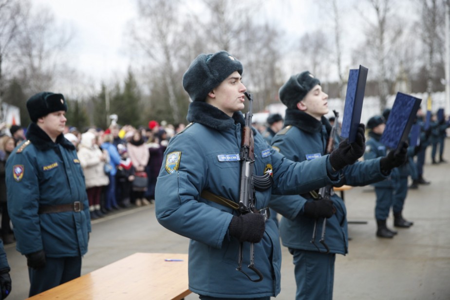 Сотрудникам силовых ведомств повысят оклады