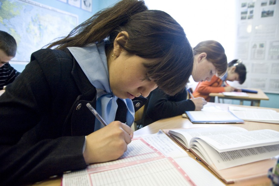 Родителям школьников начали платить по 10 тыс. рублей