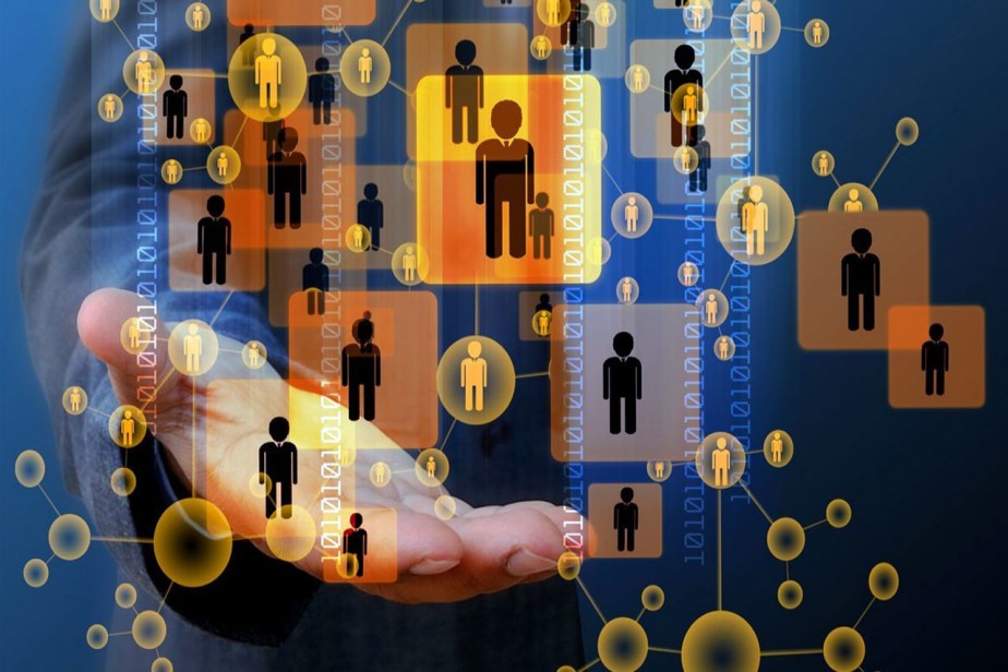 За нами следят